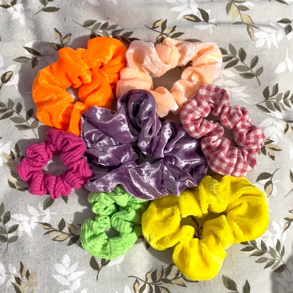 7 scrunchies